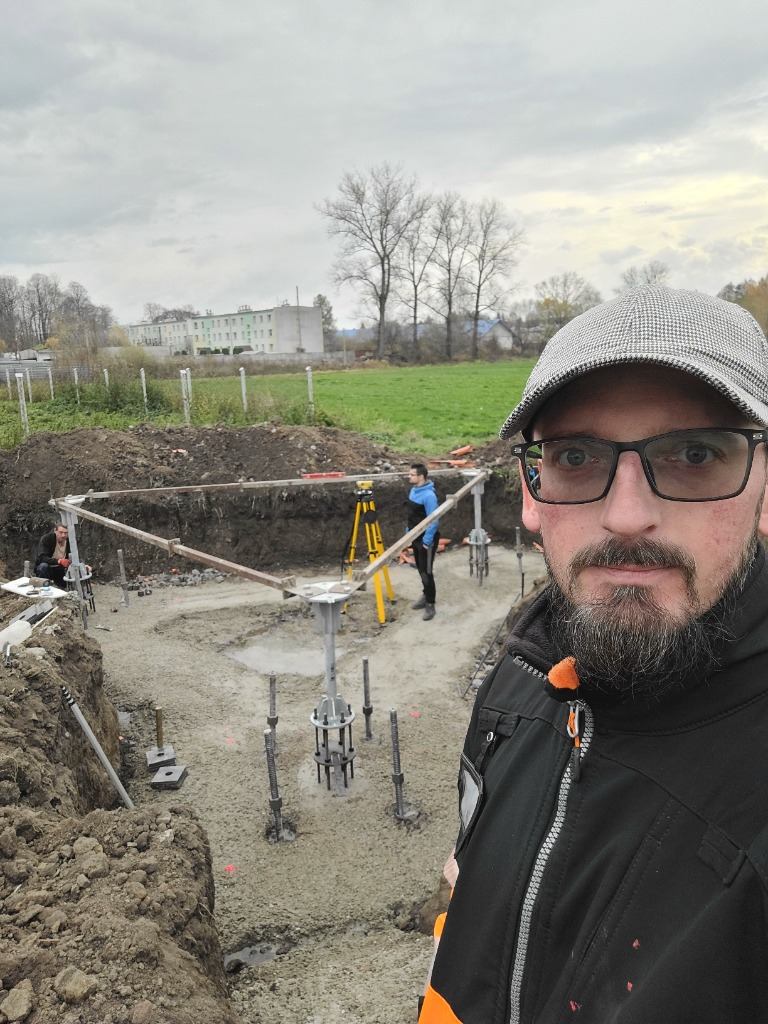Niwelacja precyzyjna kotew fundamentowych pod wieżę kratową – GEODEO