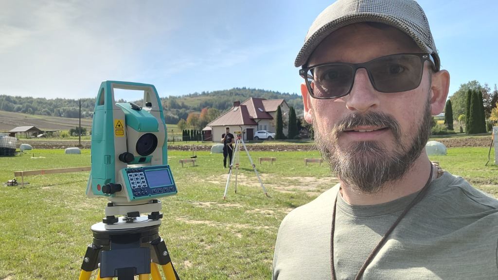 inż. Radosław Fal – Geodeta Uprawniony GEODEO podczas pomiarów w terenie
