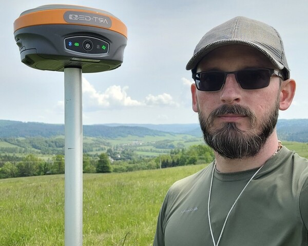 Geodeta Brzozów Sanok Lesko Bieszczady – pomiary geodezyjne odbiornikiem GNSS RTK przy budowie przyłączy i sieci na otwartym wykopie