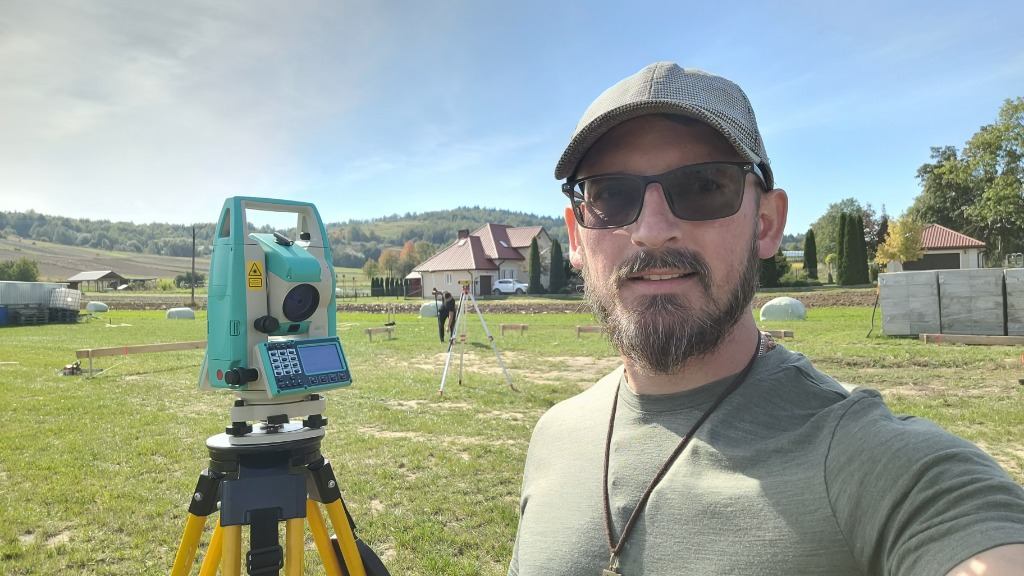 Geodeta Sanok Brzozów – tyczenie budynku i osi konstrukcyjnych na ławicach ciesielskich